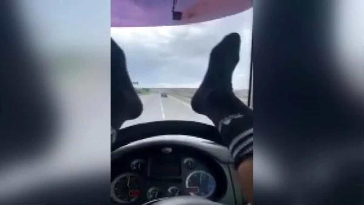 Ayaklarını direksiyona koyarak otomobil kullanan sürücüye hapis cezası