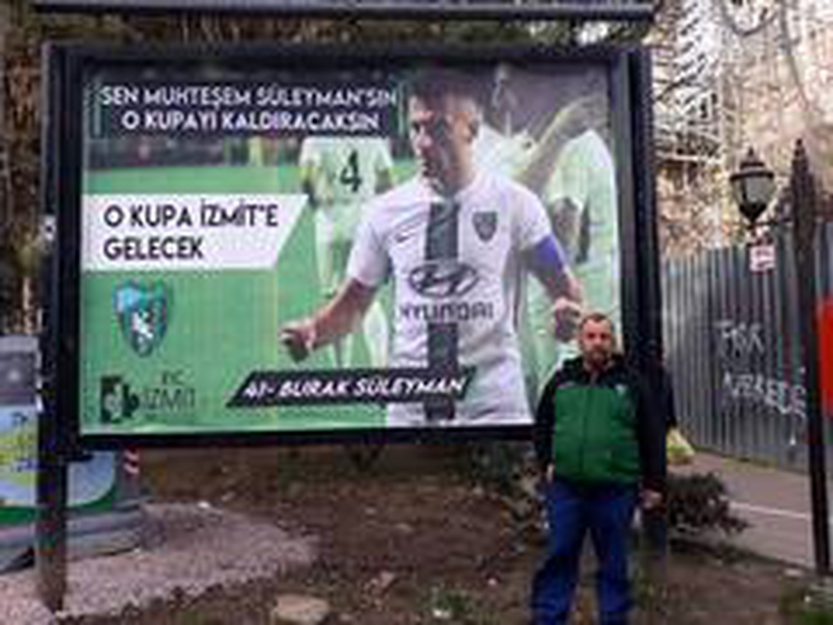Başkan Hürriyet\'ten Kocaelisporlu futbolculara afişli motivasyon