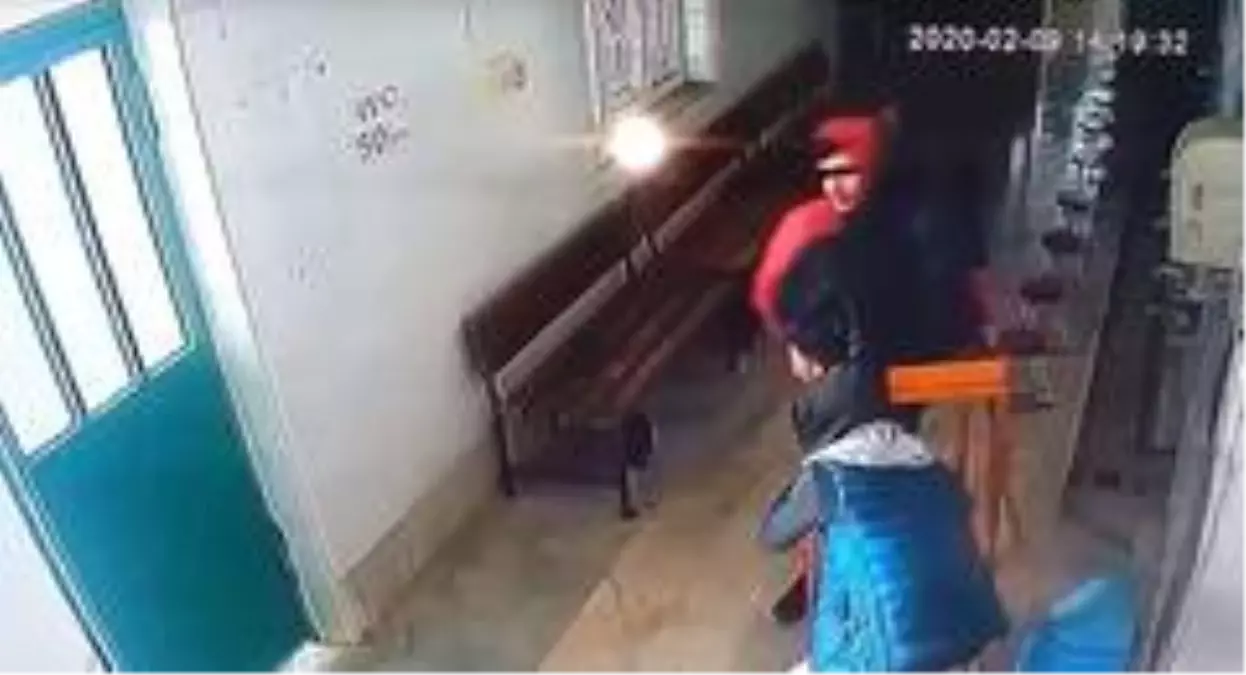 Camideki sadaka kutusunu masasıyla çalan zanlılar yakalandı