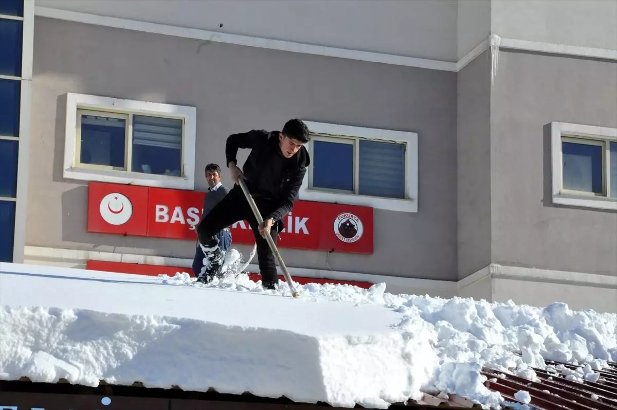 Çukurca ilçesinde karla mücadele çalışmaları devam ediyor.