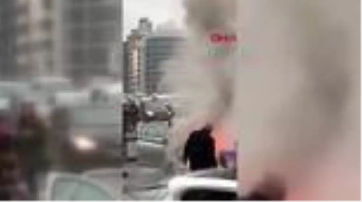 D 100\'de yanan otomobil trafik yoğunluğuna neden oldu