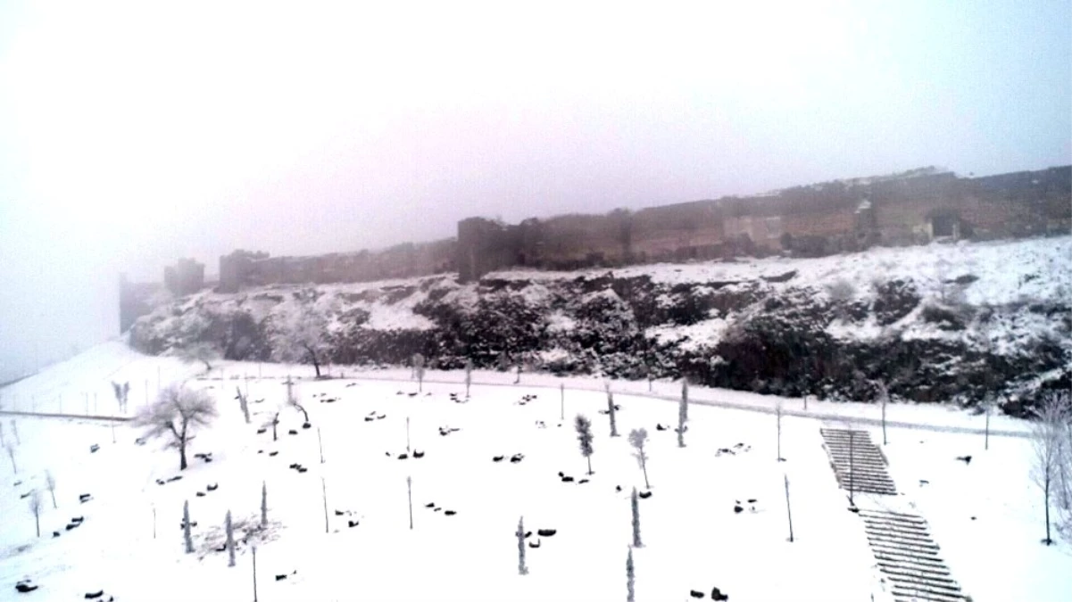 Diyarbakır\'da kar esareti sürüyor