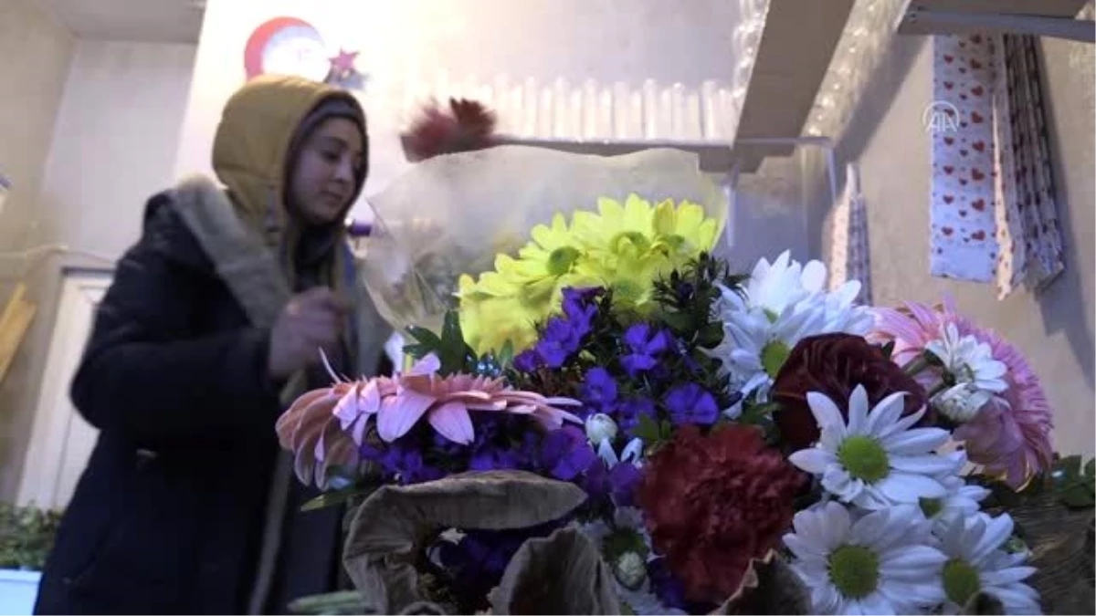 Dondurucu havada çiçekçilerin zorlu "Sevgililer Günü" mesaisi