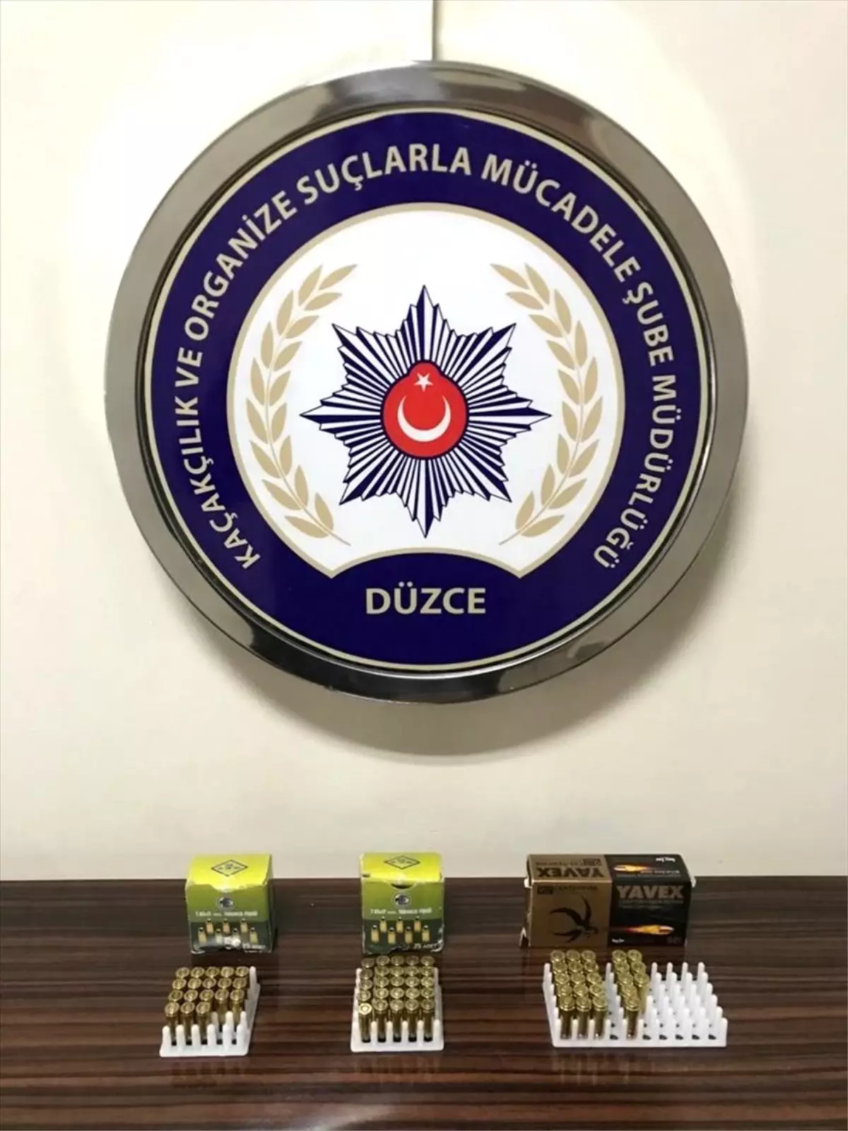 Düzce\'de uyuşturucu ve silah kaçakçılığı operasyonunda 3 zanlı tutuklandı