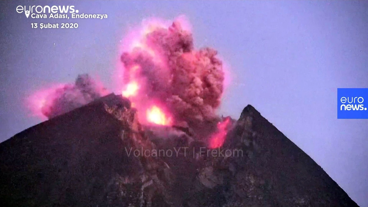 Endonezya\'nın Merapi Yanardağı\'nda patlama: Küller 2 kilometre yüksekliği buldu