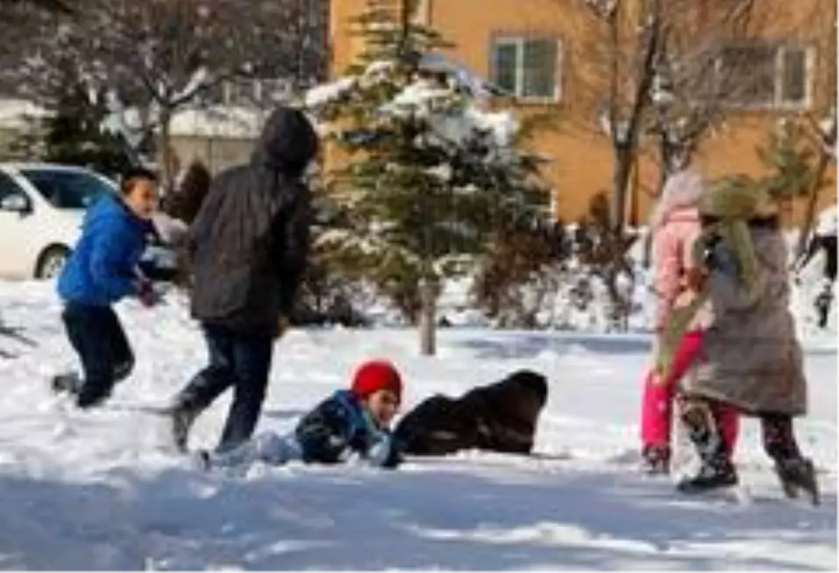 Erzincan\'da okullar tatil oldu, çocuklar karın keyfini çıkardı