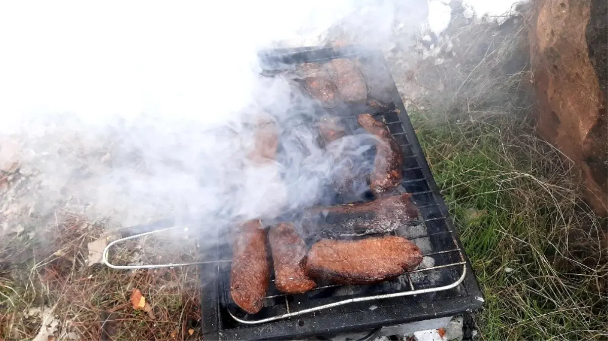 Gazetecilerin karda ekmek arası sucuk keyfi