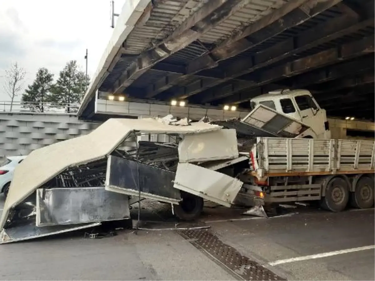 Hurda araç yüklü TIR, alt geçitte sıkıştı