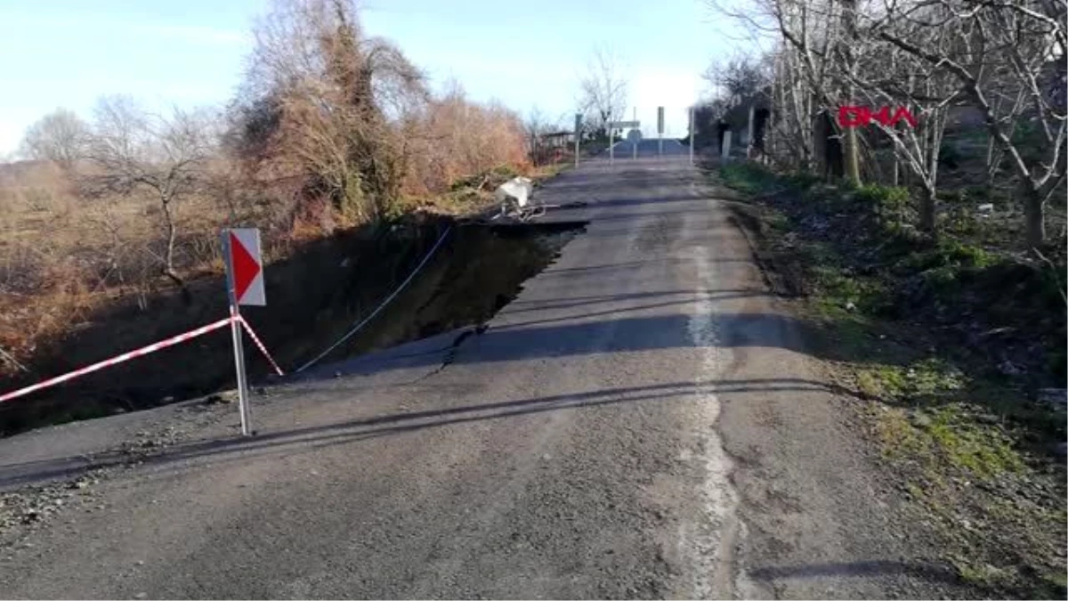 İlçe ile beldeyi bağlayan yol çöktü, karayolu ulaşıma kapandı