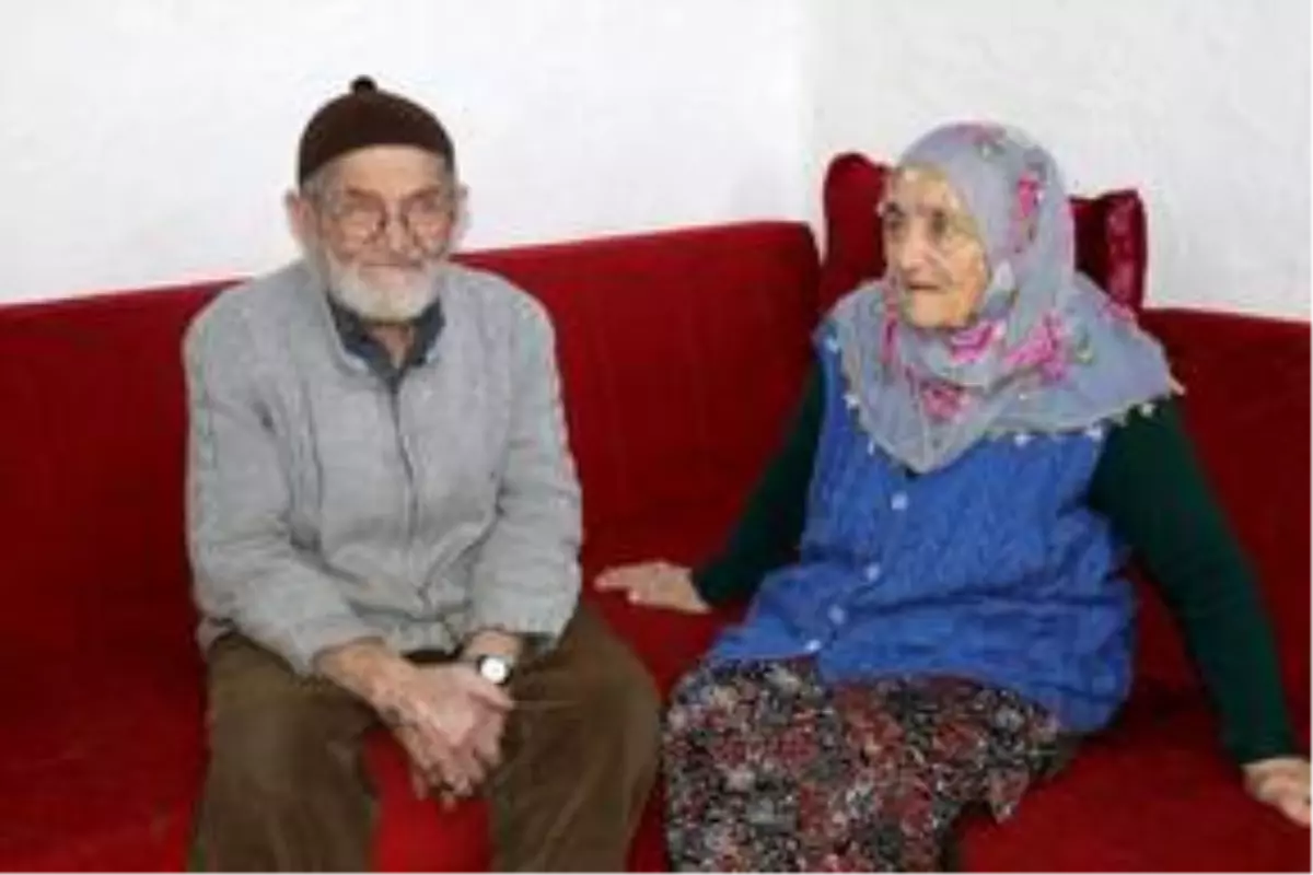 Kendisini hatırlamasa da 70 yıllık eşine ilk günkü kadar aşık