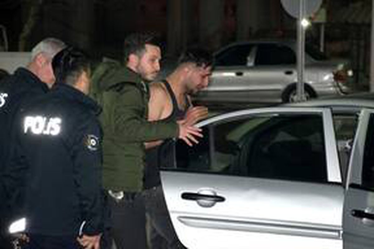 Manisa\'da sinir krizi geçiren genci polis sakinleştirdi