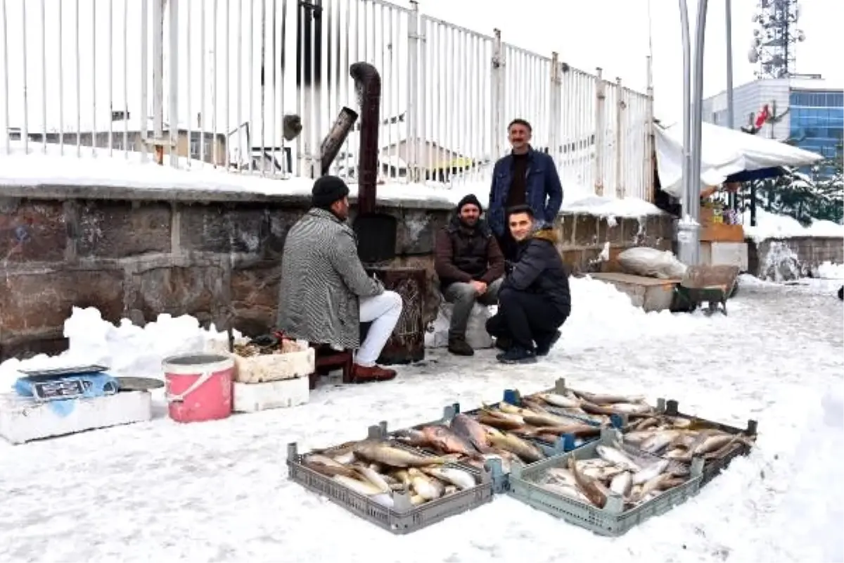 Muş\'ta seyyar satıcılar, sokakta kurdukları soba başında ısınıyor