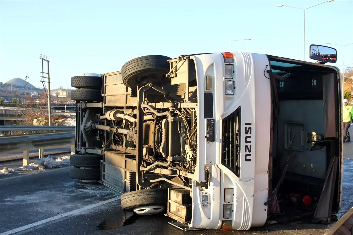 Ordu\'da işçileri taşıyan midibüs devrildi: 12 yaralı