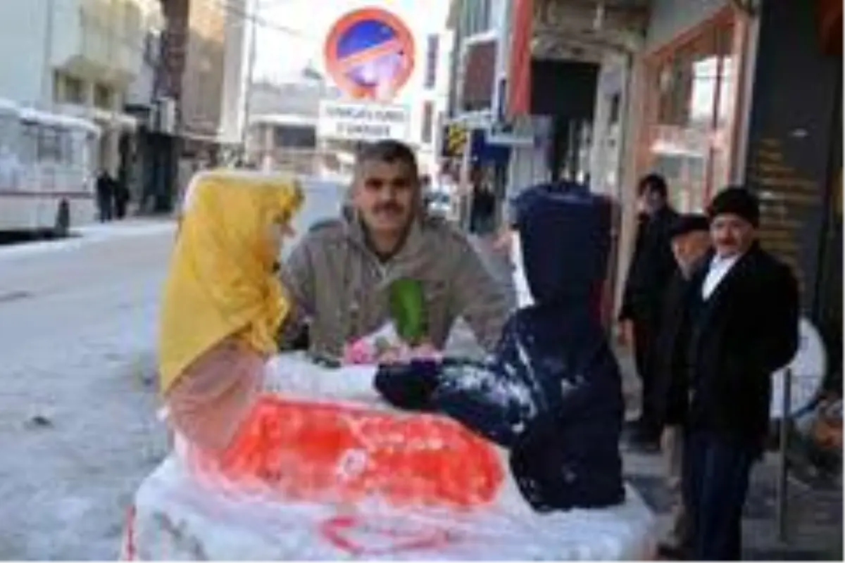 Sevgililer Günü\'ne özel kardan sevgili yaptılar