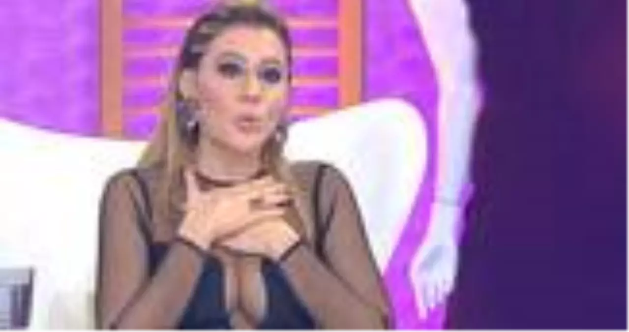 Sibel Arna, orta parmak hareketi yaparak 14 Şubat\'a tepki gösterdi