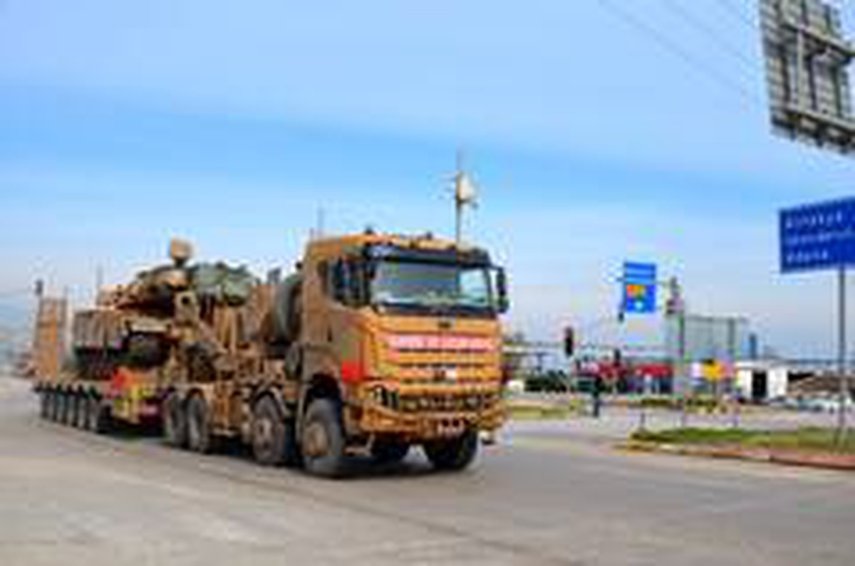 Sınıra tank ve zırhlı araç sevkiyatı sürüyor