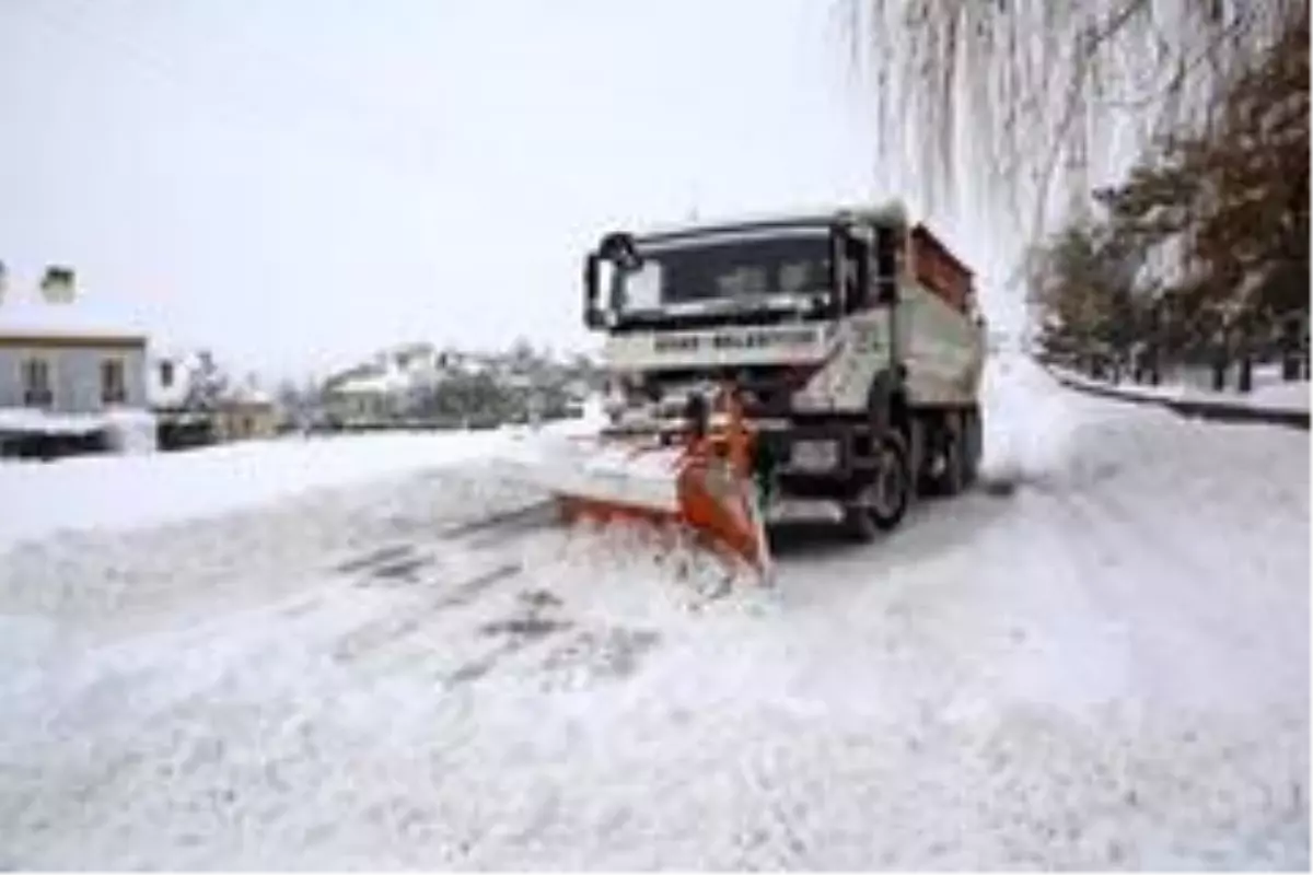 Sivas kent merkezinde kar temizleme çalışmaları aralıksız devam ediyor