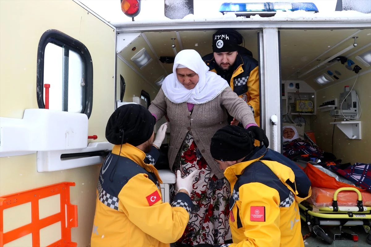 Sivas\'ta sağlık görevlileri zorlu kış koşullarına rağmen hastalar için seferber oluyor