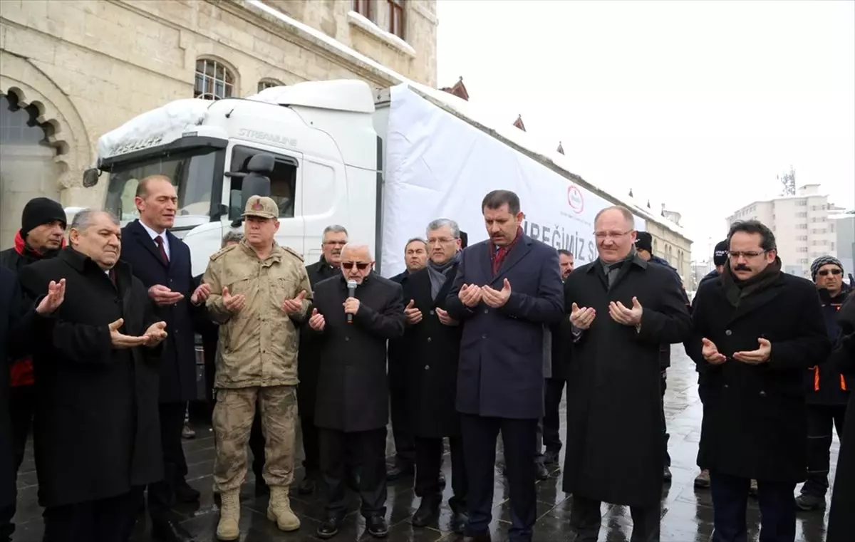 Sivas\'tan depremzedeler için 3 tır yardım malzemesi gönderildi