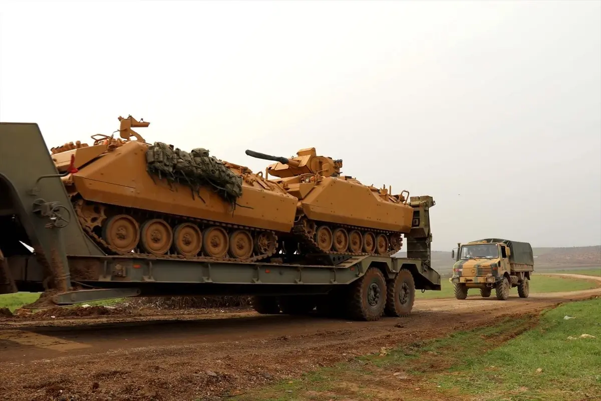 Suriye sınırına tank ve askeri araç sevkiyatı