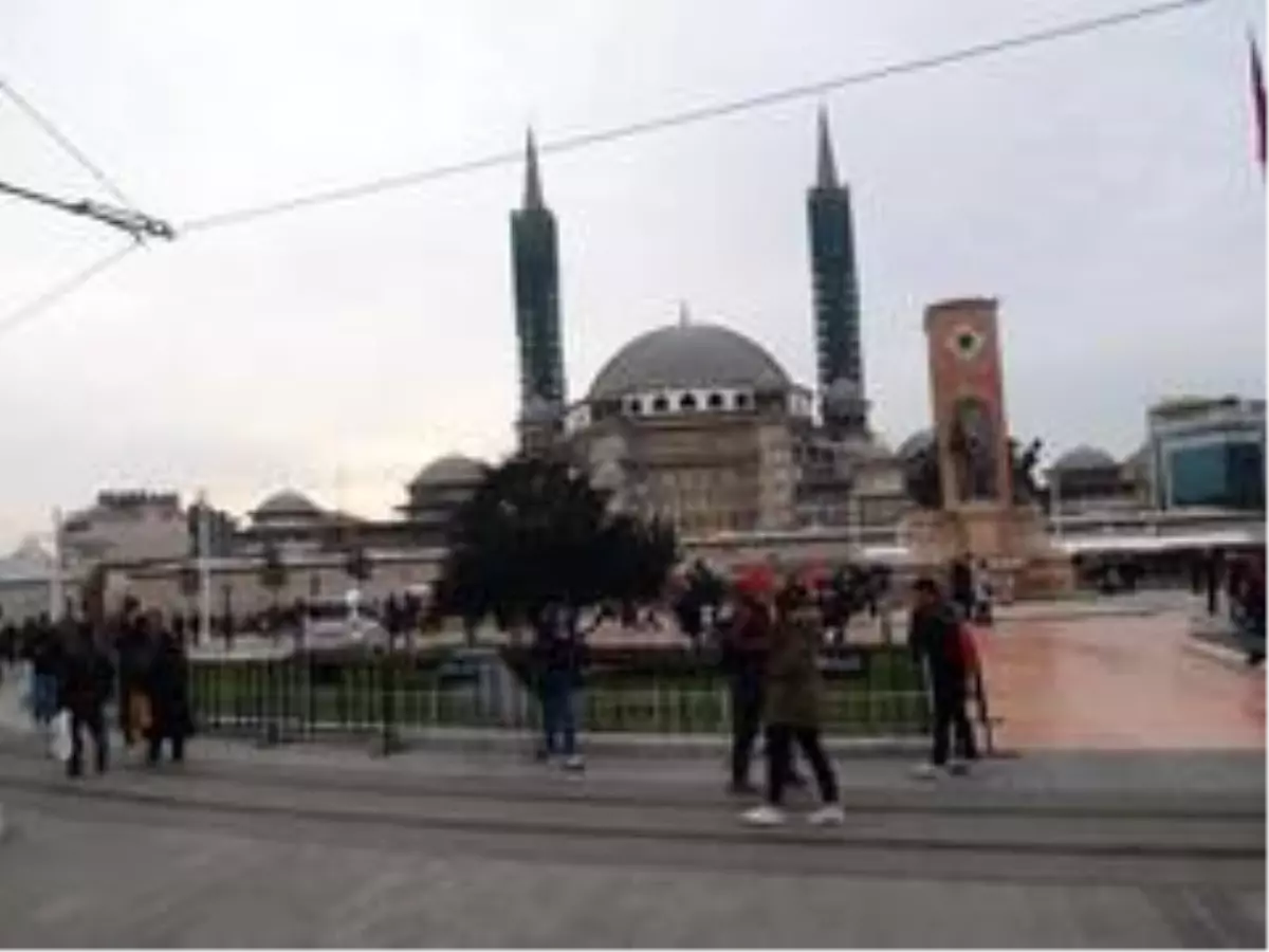 Taksim Meydanı ve İstiklal Caddesi\'nde güvenlik uygulaması