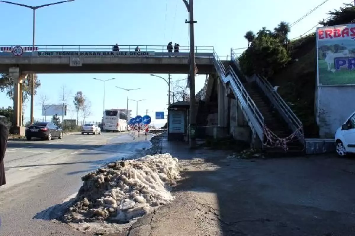 Trabzon\'da istinat duvarı çöktü, yol tek şeride düştü