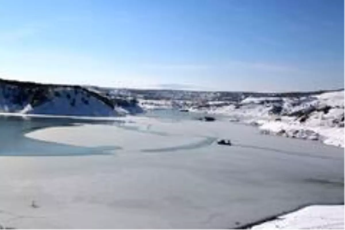 Tunceli\'de baraj gölünün bir bölümü buz tuttu