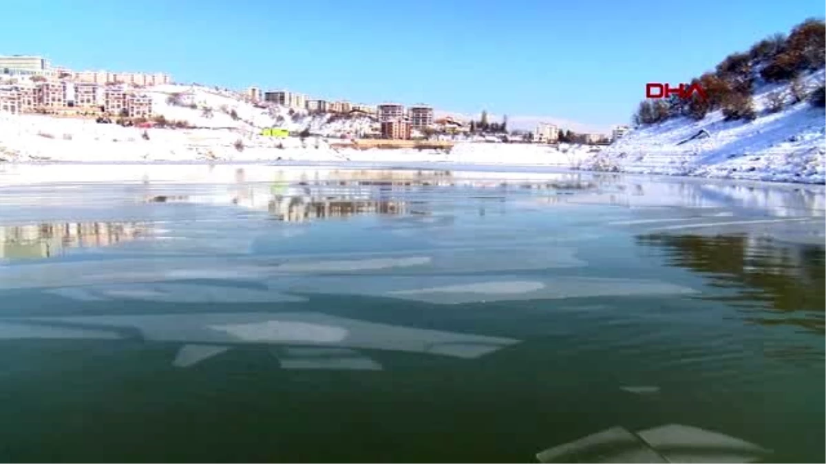 Tunceli\'de baraj gölünün yüzeyi buz tuttu