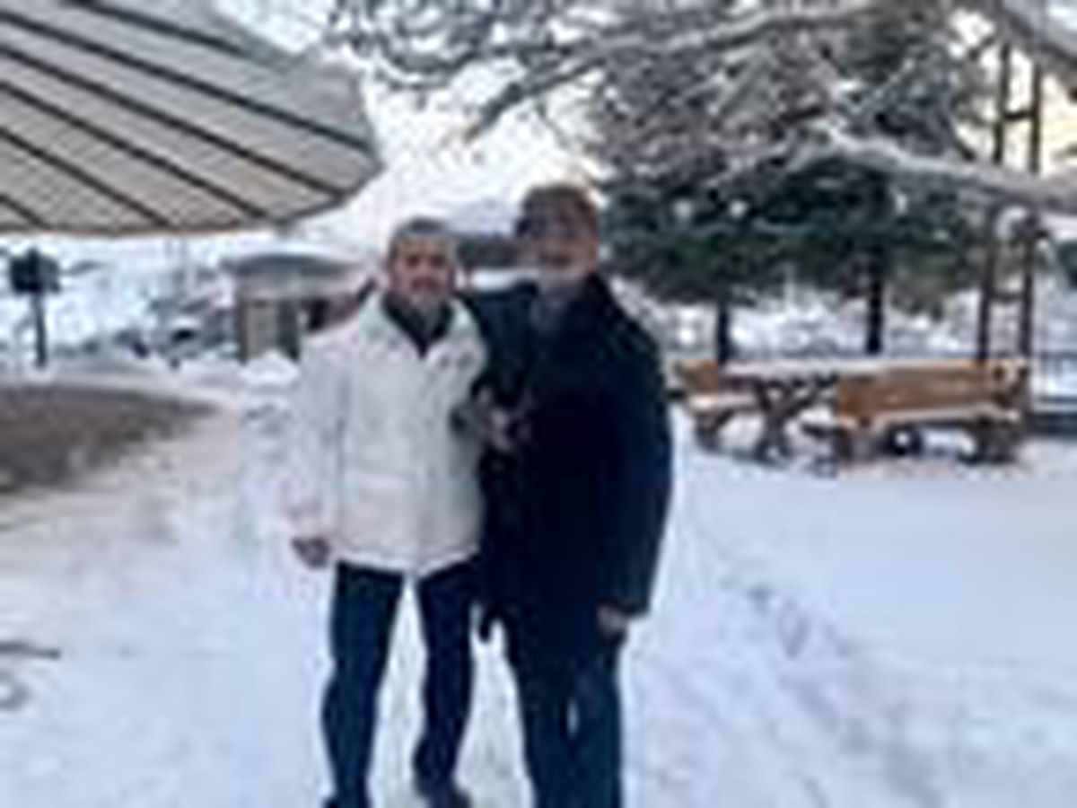Vali Sonel, üşüyen \'Hıdır Onbaşı\'ya kabanını verdi