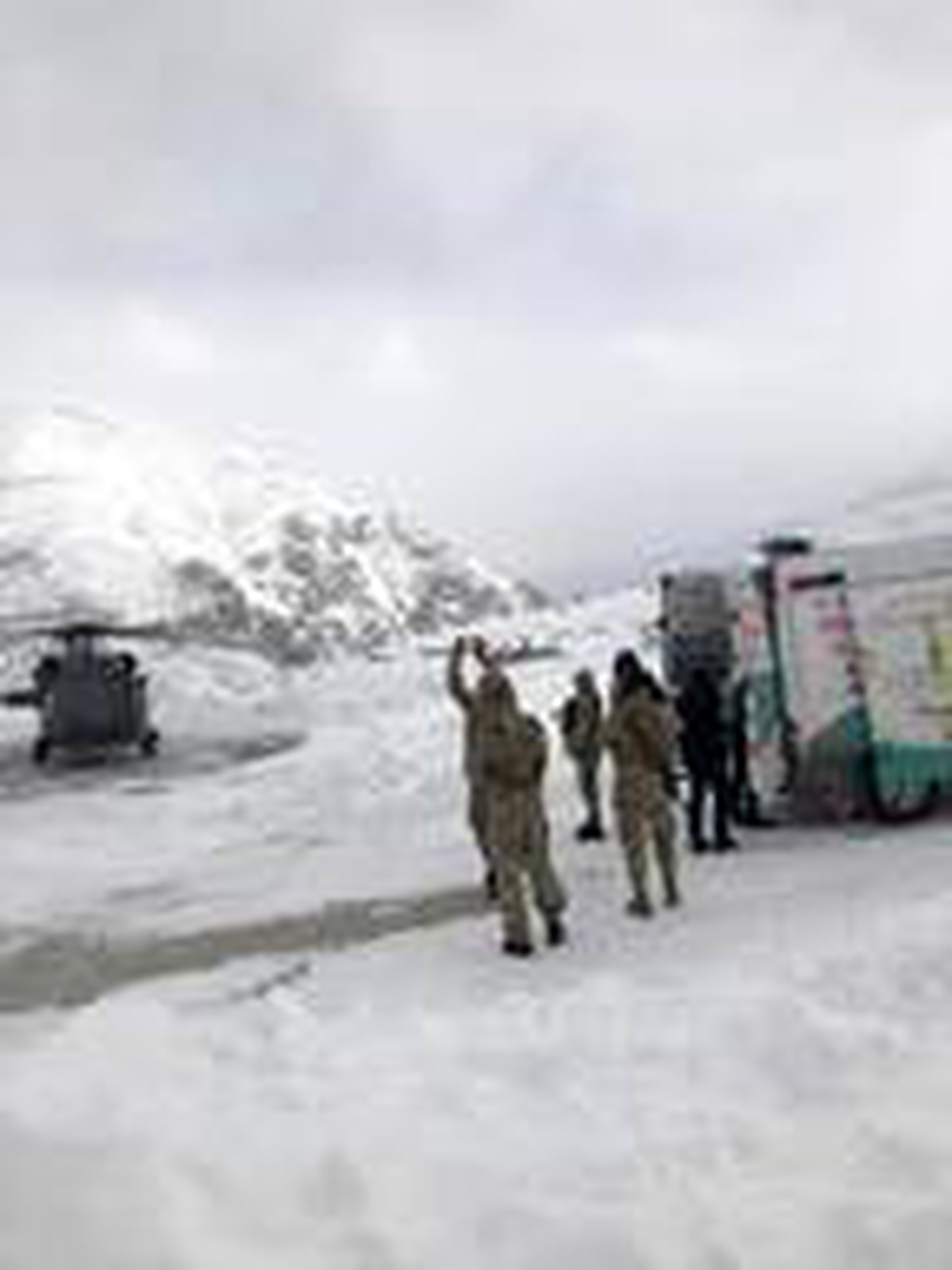 Van\'da yolu kardan kapanan mahallelerdeki 10 hasta, helikopterlerle hastanelere ulaştırıldı