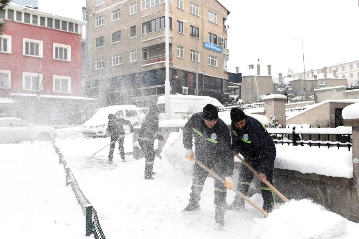 Yakutiye Belediyesi karla mücadelede son sürat