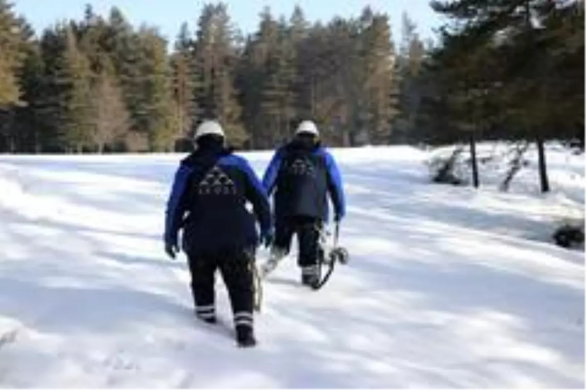 Yayla evinde 4 gün elektriksiz kalan ailenin yardımına kar komandoları koştu