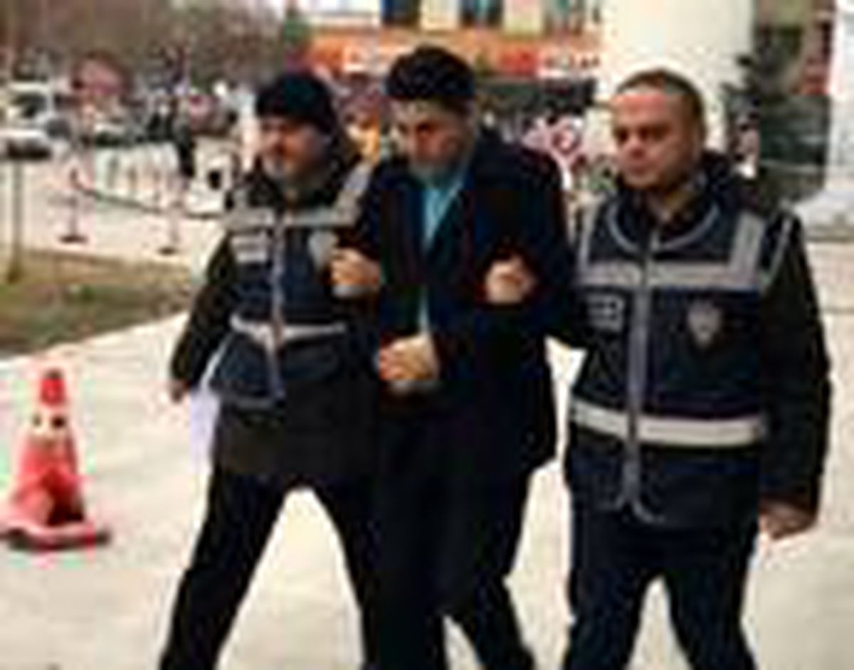 9 suçtan aranan \'host\', kardeşine ait kimlikle yakalandı
