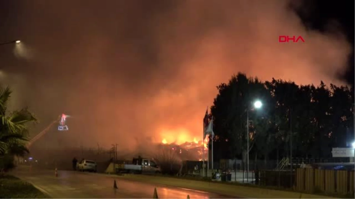 Adana\'da pamuk fabrikasının deposundaki yangın kontrol altında sürüyor