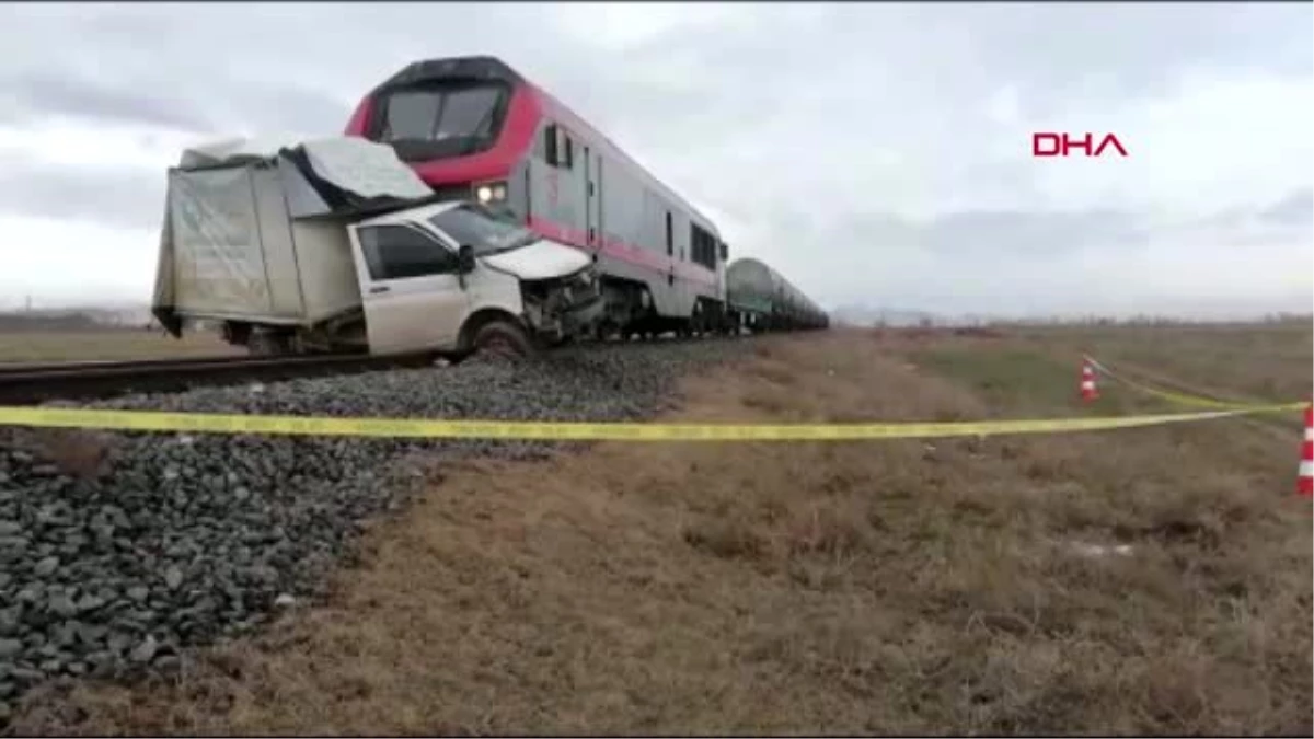 Afyonkarahisar hemzemin geçitte trenle çarpışan kamyonetin sürücüsü öldü