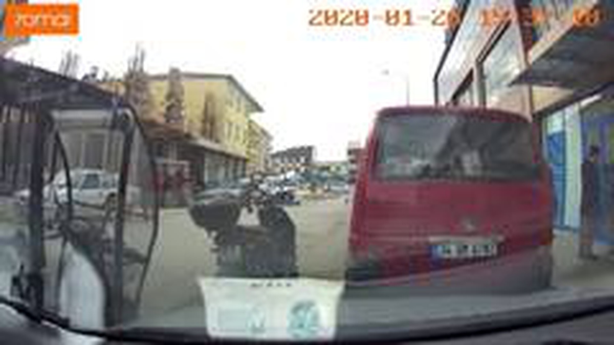 Aniden açılan araç kapısı motosikletli gencin canına mal oluyordu