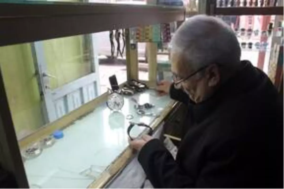 Babasından öğrendiği mesleğiyle 46 yıldır zamana "ayar" veriyor