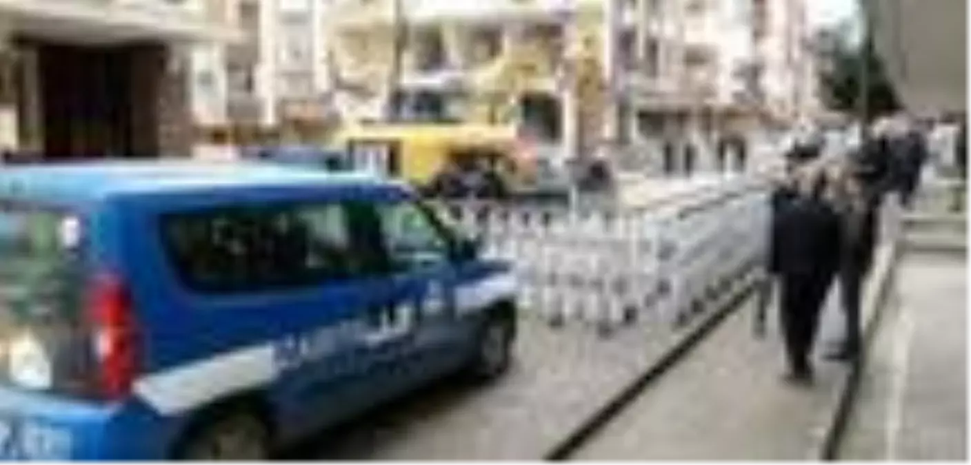 Bahçelievler\'de çöken binanın çevresinde güvenlik önlemleri devam ediyor