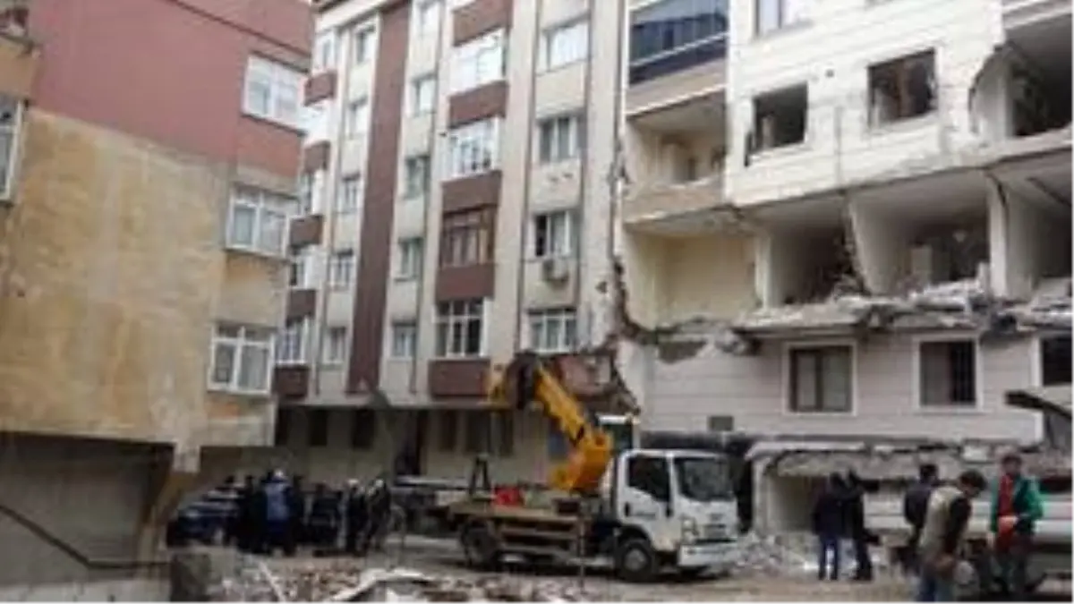 Bahçelievler\'de çöken binanın çevresindeki tahliye edilen apartmanlar incelendi