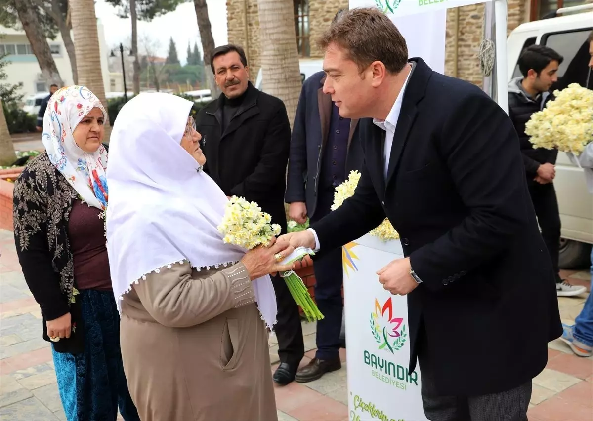 Bayındır\'ın nergisleri Konak Meydanı\'nda dağıtıldı