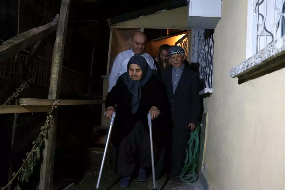 Burdurlu 80 yıllık evli çifte "14 Şubat Sevgililer Günü" sürprizi