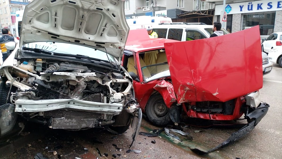 Bursa\'da iki otomobil çarpıştı: 4 yaralı