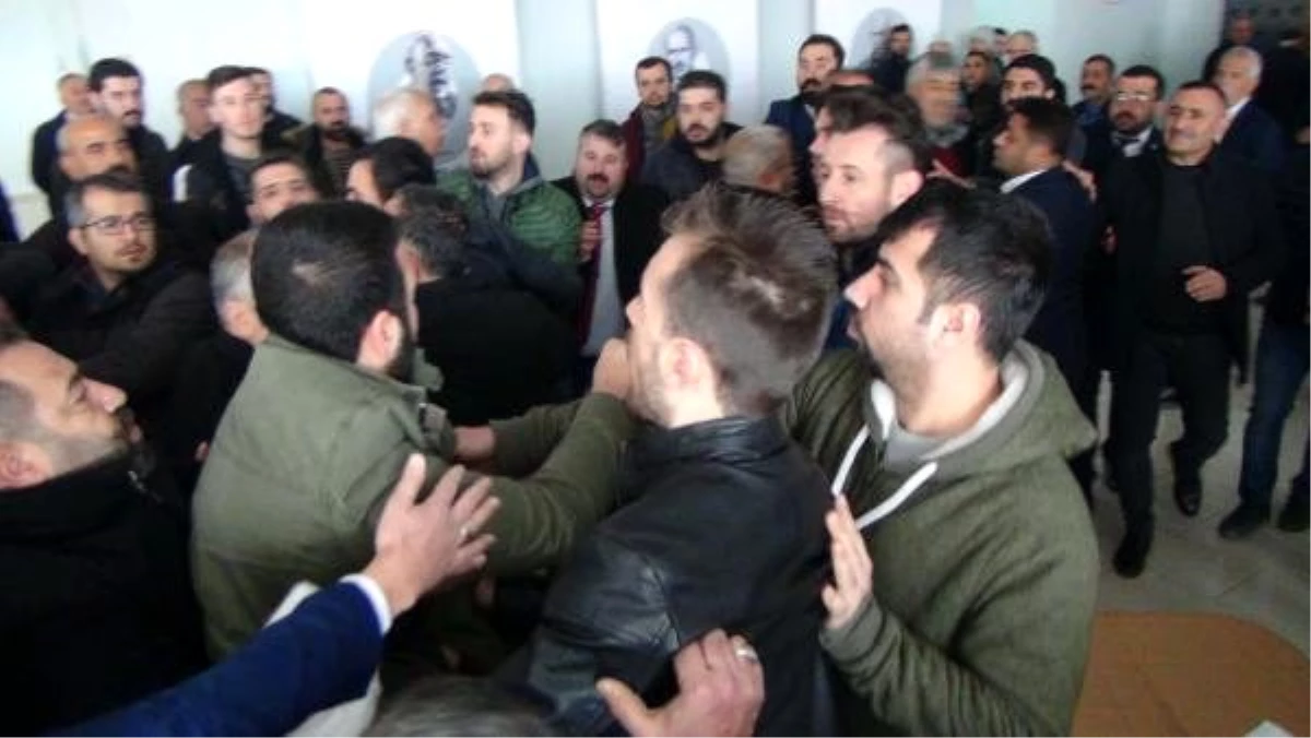 CHP kongresinde çıkan arbedede partililer yumruklaştı