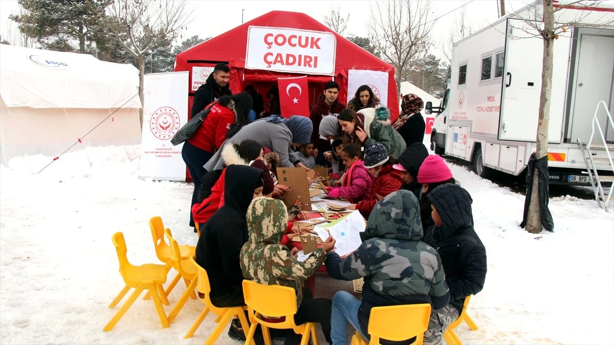 Elazığ\'daki depremzede çocukları, üniversite öğrencileri eğlendirdi