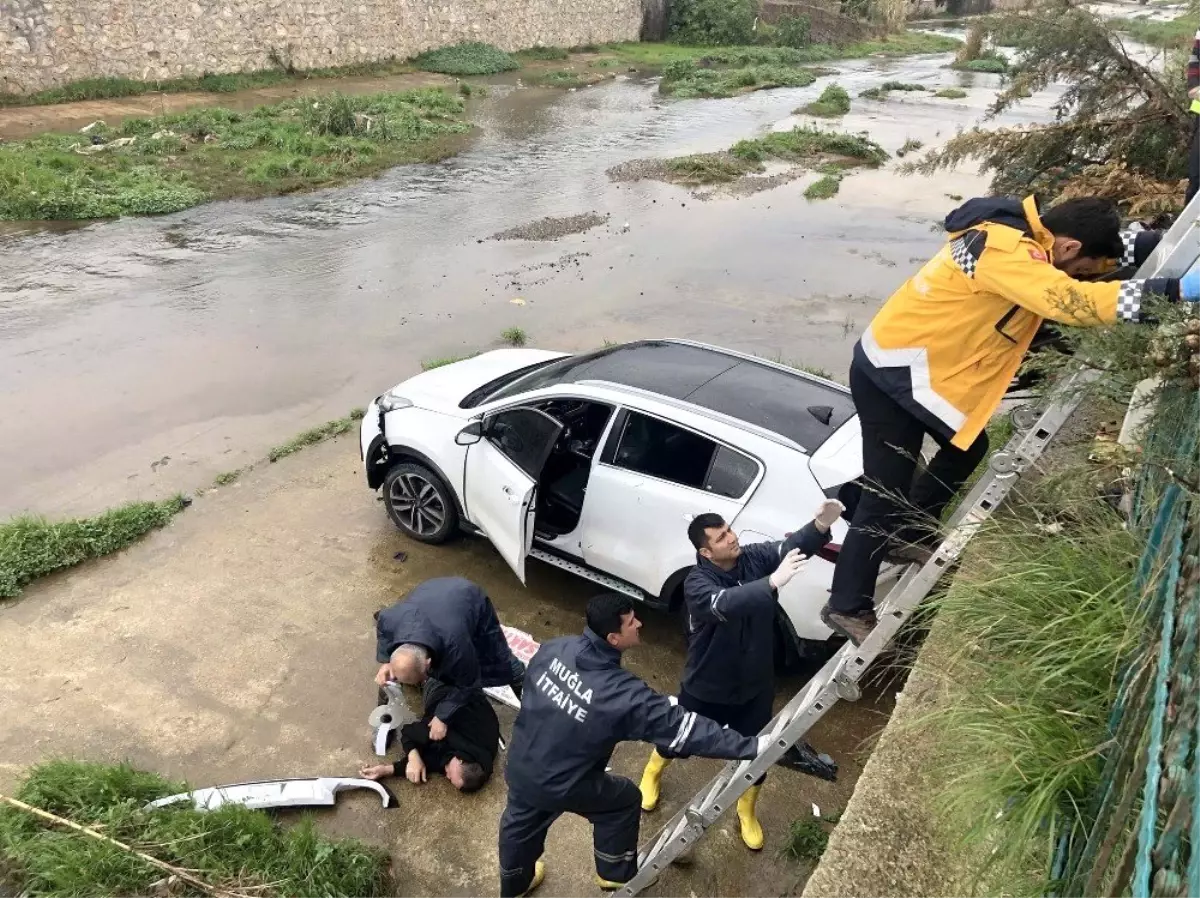 Fethiye\'de otomobil sulama kanalına uçtu; 1 yaralı