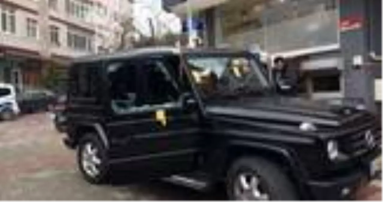 İstanbul\'da lüks cipe silahlı saldırı: 2 yaralı