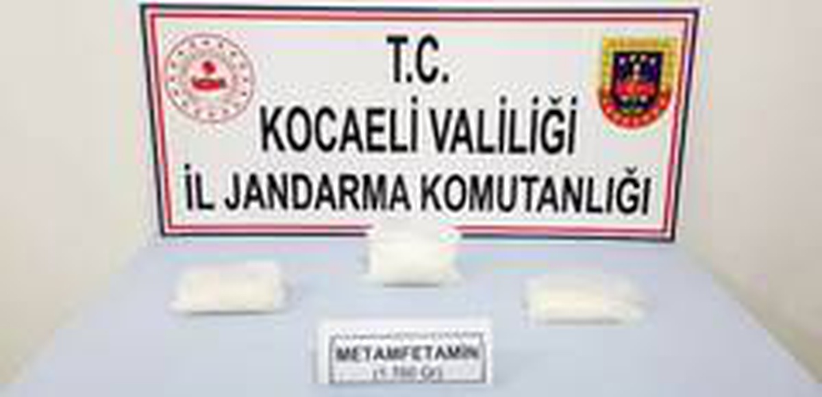 Jandarma aracına çarpıp kaçma çalışan 2 kişi uyuşturucuyla yakalandı