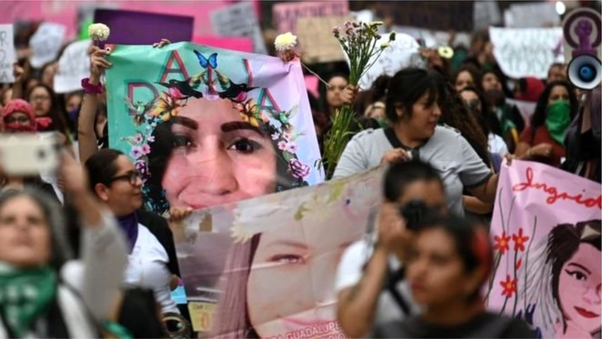 Meksika\'da göstericiler bir kadının erkek arkadaşı tarafından öldürülmesini ve parçalanmış ceset...