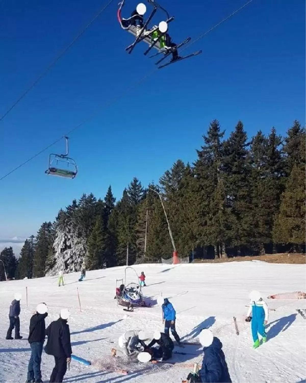 Milli kayakçı, Slovenya\'da teleferikten düşen çocuğu kurtardı