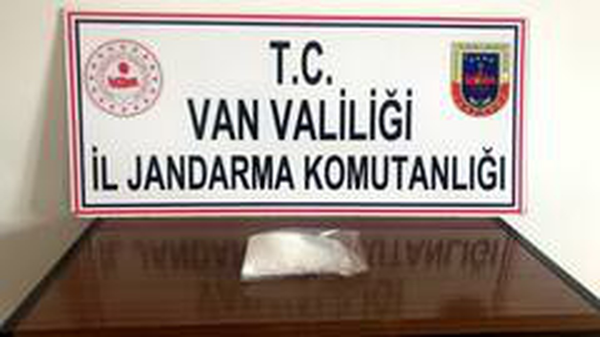 Sırtına sardığı uyuşturucuyla yakalandı